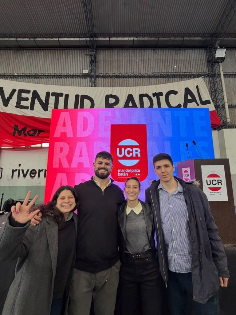 Rocío Tedesco junto a militantes en un encuentro de la Juventud Radical