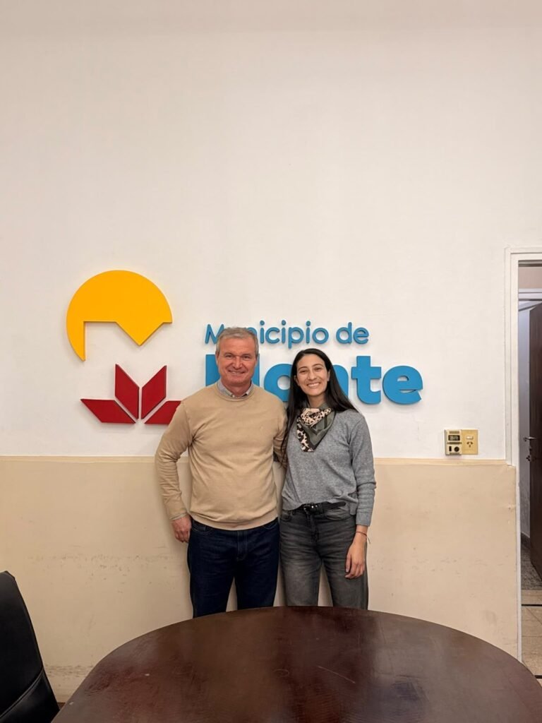 Rocío Tedesco con el intendente de San Miguel del Monte, José Castro