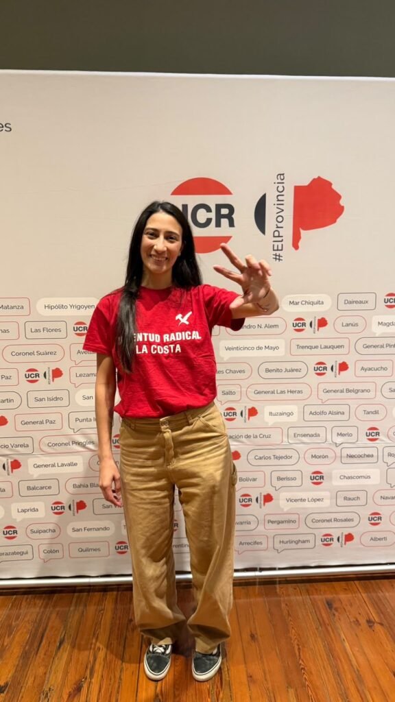 Rocío Tedesco con la remera de la Juventud Radical de La Costa