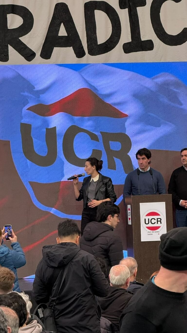Rocío Tedesco, presidenta de la Juventud Radical bonaerense, hablando en un acto de la UCR